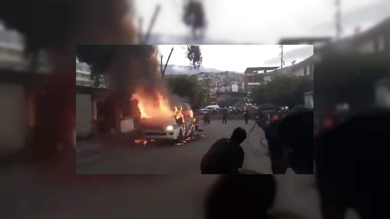 Hallan cadáver con narcomensajes e incendian combi en calles de Chilpancingo, Guerrero - Noventa Grados