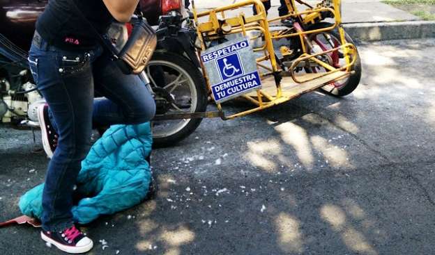 Motociclista discapacitado choca contra vehículo en Morelia - Foto 0 