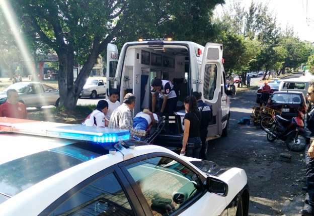 Motociclista discapacitado choca contra vehículo en Morelia - Foto 1 