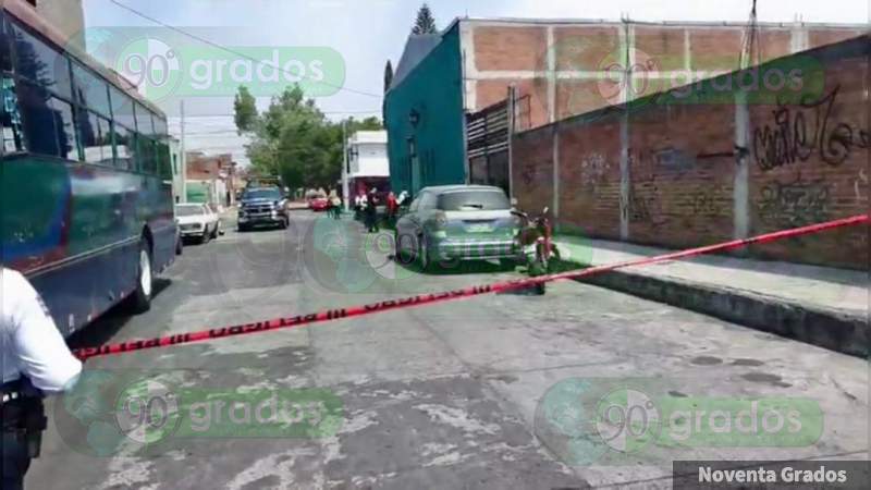 Hallan abandonada motocicleta, cascos, ropa y un arma de fuego en la colonia Industrial de Morelia, Michoacán - Foto 0 