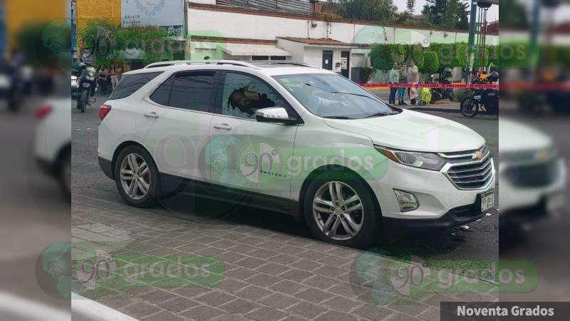 Hallan abandonada motocicleta, cascos, ropa y un arma de fuego en la colonia Industrial de Morelia, Michoacán - Foto 1 