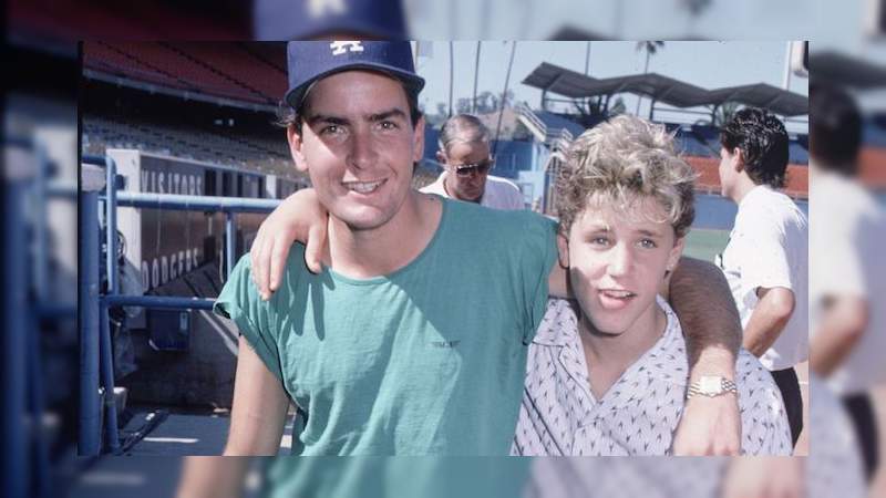 Charlie Sheen es acusado de abuso sexual a otro actor según Corey Feldman - Foto 0 