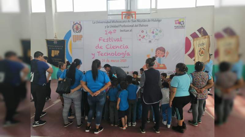 Más de 2 mil jóvenes asisten al festival de ciencia y tecnología de la UMSNH  - Foto 1 