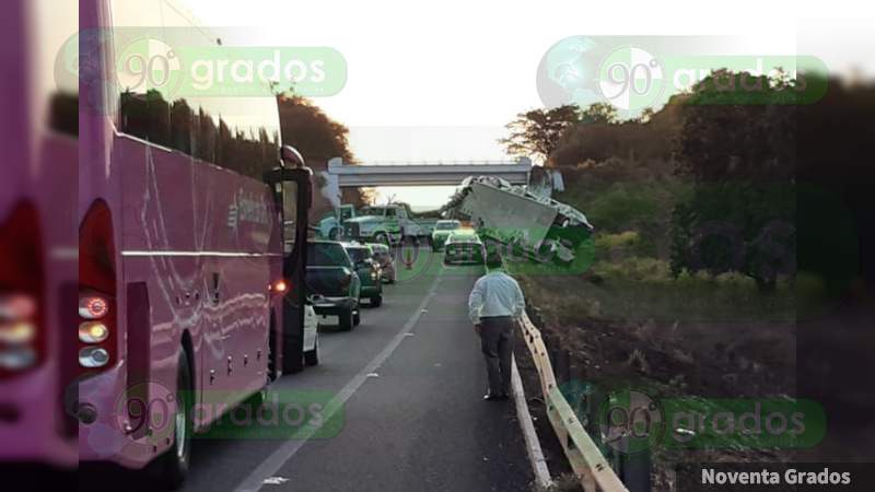 Vuelca tráiler nodriza sobre la autopista Siglo XXI, en La Unión, Guerrero