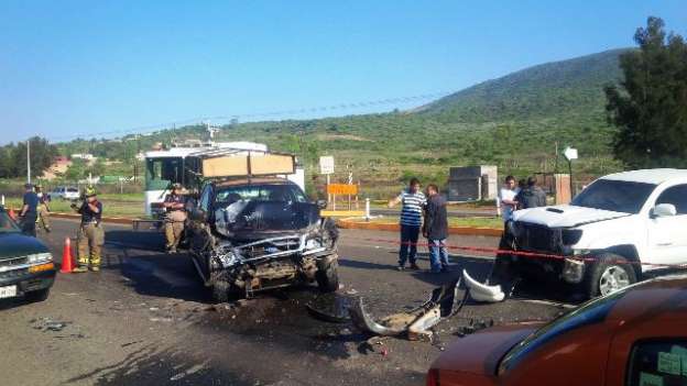Choque entre vehículos deja seis personas lesionadas en la salida Quiroga, en Morelia - Foto 1 