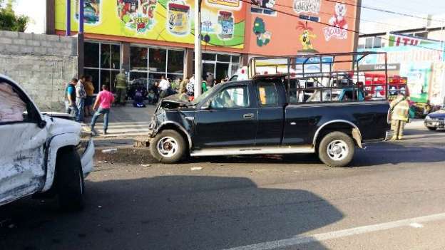 Choque entre vehículos deja seis personas lesionadas en la salida Quiroga, en Morelia - Foto 3 
