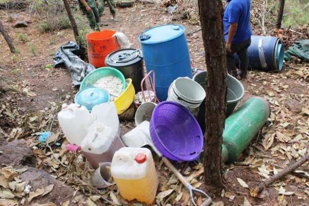 Aseguran narcolaboratorio y detienen a tres con armas en la Sierra de Aguililla, Michoacán - Foto 1 