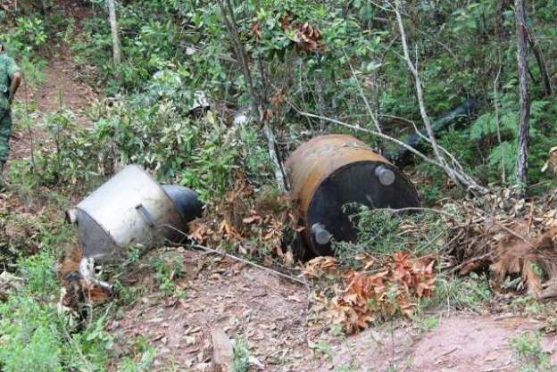 Aseguran narcolaboratorio y detienen a tres con armas en la Sierra de Aguililla, Michoacán - Foto 2 