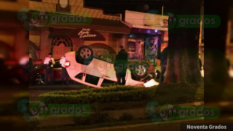 Un sujeto ebrio terminó chocando y volcandose tras peliculesca persecución en Uruapan, Michoacán  - Foto 0 
