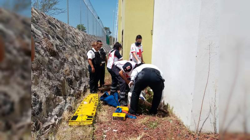 Morelia, Michoacán: Cae mujer de un cuarto piso, resulta herida - Foto 1 