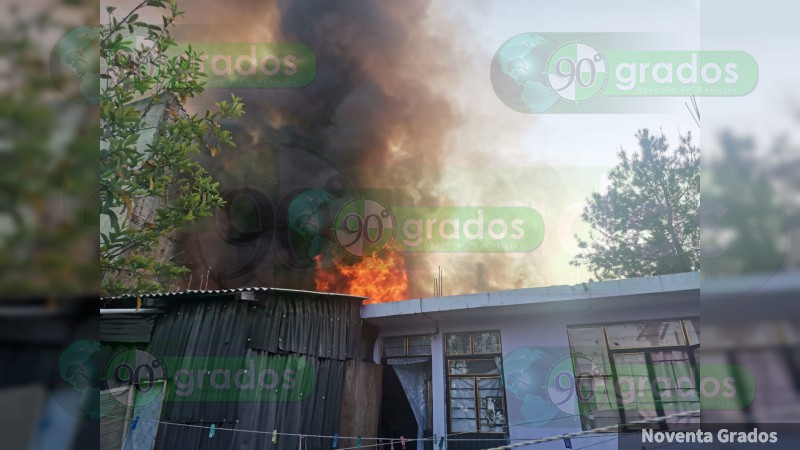 Se incendia taller de carpintería en Morelia, Michoacán, queda reducido a cenizas  - Foto 0 