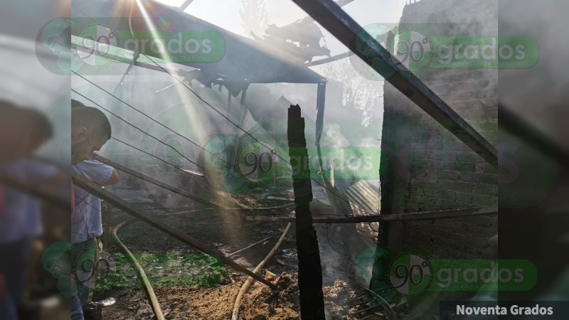 Se incendia taller de carpintería en Morelia, Michoacán, queda reducido a cenizas  - Foto 7 