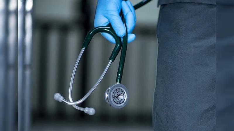 Por falta de equipo, médicos pasantes de Michoacán se van a paro 