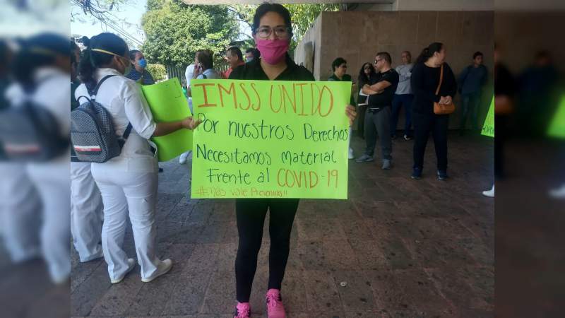 Se manifiestan empleados del IMSS 08, por sentirse indefensos ante COVID-19 de Uruapan, Michoacán - Foto 1 