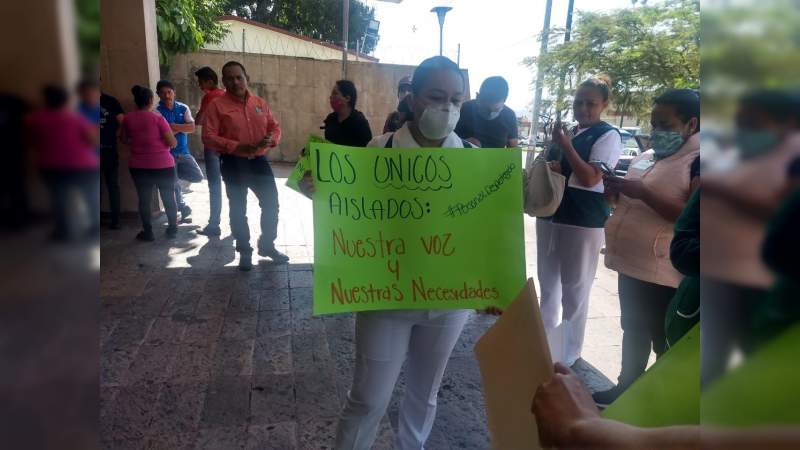 Se manifiestan empleados del IMSS 08, por sentirse indefensos ante COVID-19 de Uruapan, Michoacán - Foto 3 