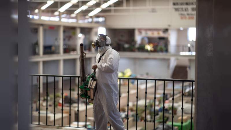 Autoridades municipales sanitizan el mercado Nicolás Bravo, mejor conocido como "Santo Niño" en Morelia, Michoacán - Foto 1 