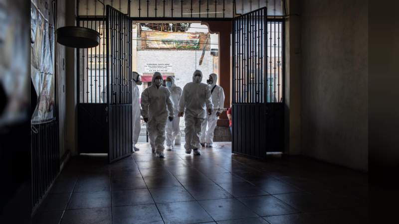 Autoridades municipales sanitizan el mercado Nicolás Bravo, mejor conocido como "Santo Niño" en Morelia, Michoacán - Foto 3 