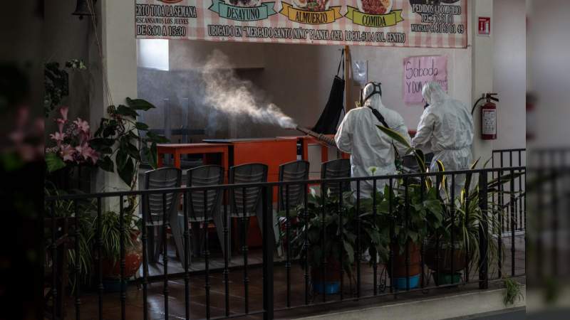 Autoridades municipales sanitizan el mercado Nicolás Bravo, mejor conocido como "Santo Niño" en Morelia, Michoacán - Foto 4 