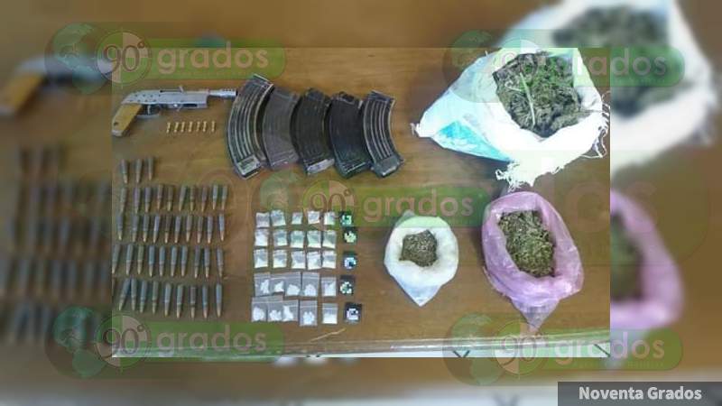 Aseguran dos vehículos, un costal de marihuana, meth y armas en Ario, Michoacán - Foto 0 