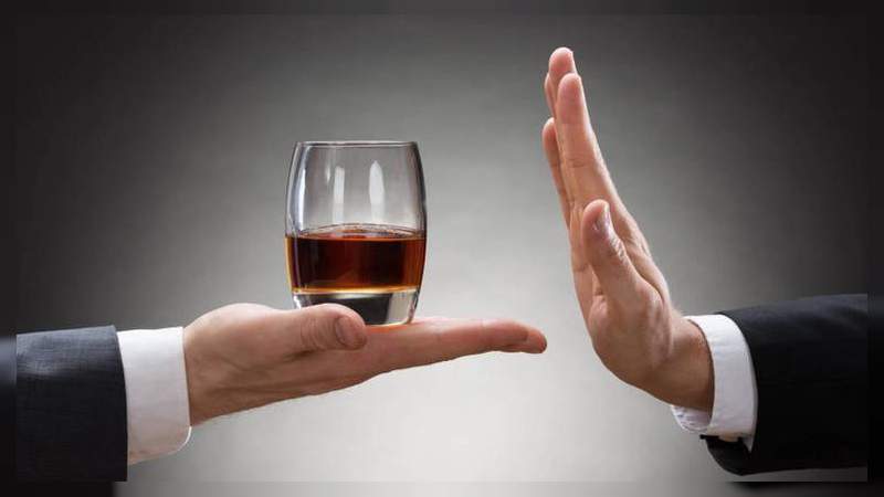 Beber alcohol anula los efectos de medicamentos contra el coronavirus 