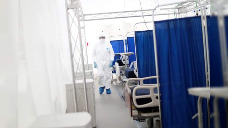 Por no recibir trato preferencial, funcionario de Oaxaca con coronavirus tose frente a personal médico 