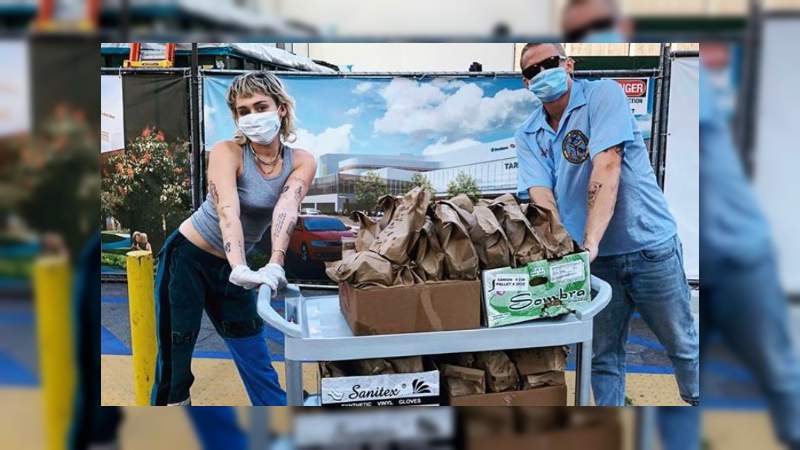 Miley Cyrus y Cody Simpson regalan tacos en un Hospital Local 