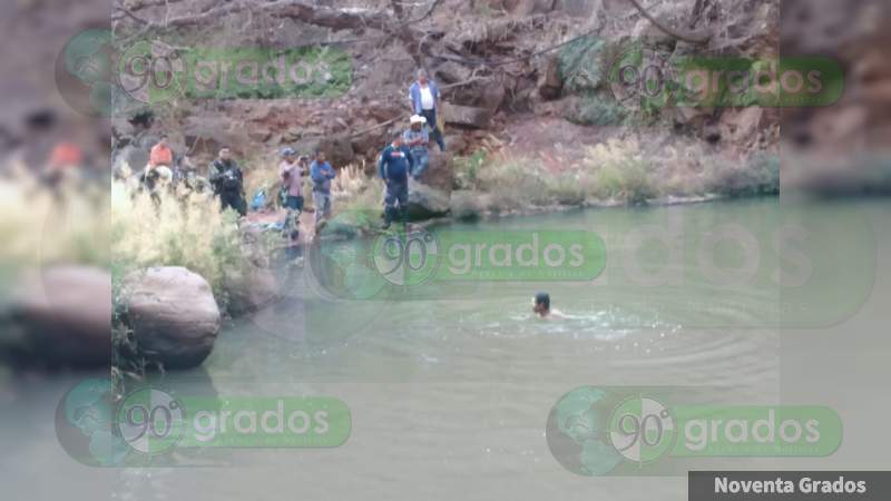Buzos de PC rescatan el cuerpo sin vida de un hombre de "Barranca del Indio" en Taretan, Michoacán - Foto 0 