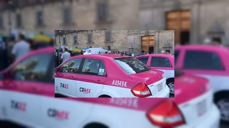 Ante crisis por Covid-19, taxistas se manifiestan en Palacio Nacional 