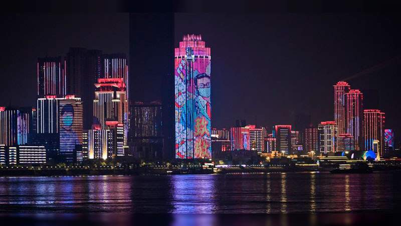Con un espectáculo de luces, ciudadanos de Wuhan celebran el fin de la cuarentena 