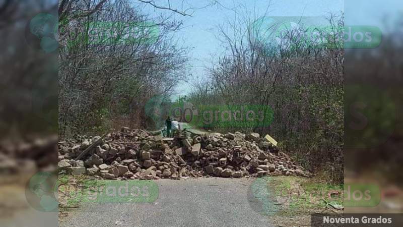 Por temor al coronavirus, pobladores bloquean accesos a Zirahuén, en Michoacán - Foto 0 