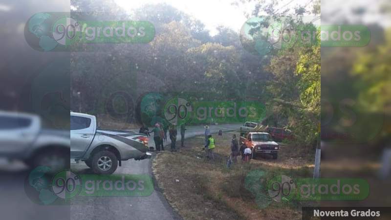 Por temor al coronavirus, pobladores bloquean accesos a Zirahuén, en Michoacán - Foto 1 