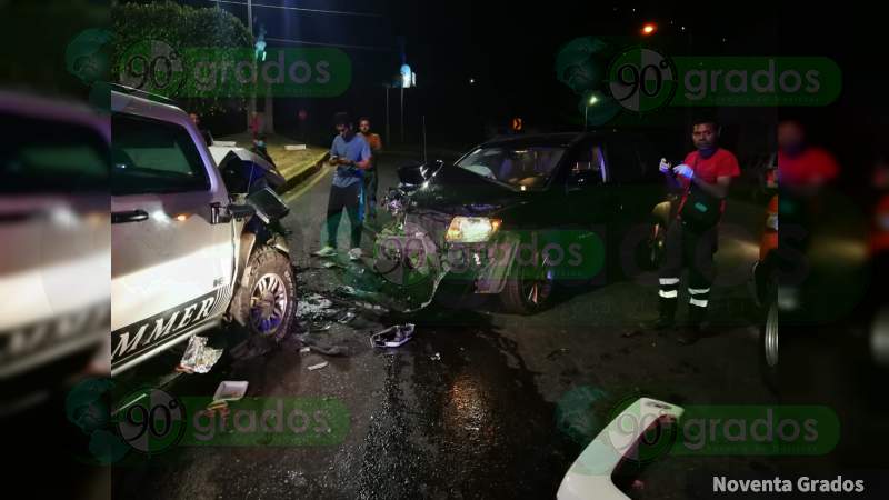Choque entre camionetas deja dos personas heridas en Zitácuaro, Michoacán