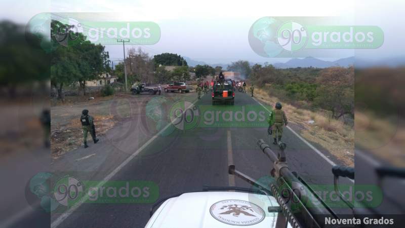 Se registran balaceras en La Huacana y bloqueo carretero en Nueva Italia: Mandan a mujeres a impedir paso de soldados - Foto 1 
