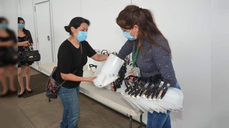 UMSNH entrega caretas y paquetes de cubrebocas a pasantes de medicina y enfermería  - Foto 0 