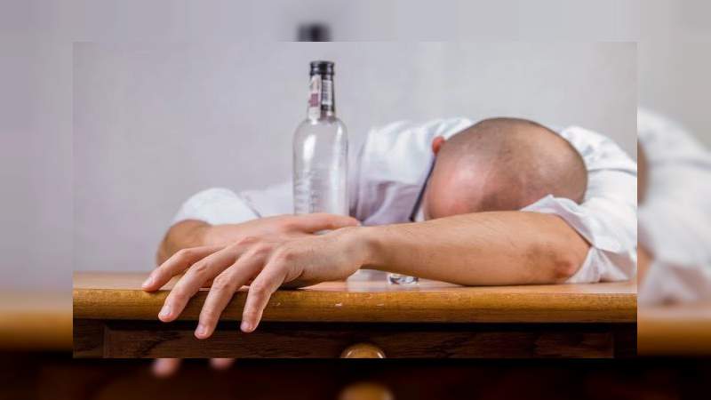 Personas podrían recaer en el alcoholismo debido a la cuarentena, aseguran expertos 
