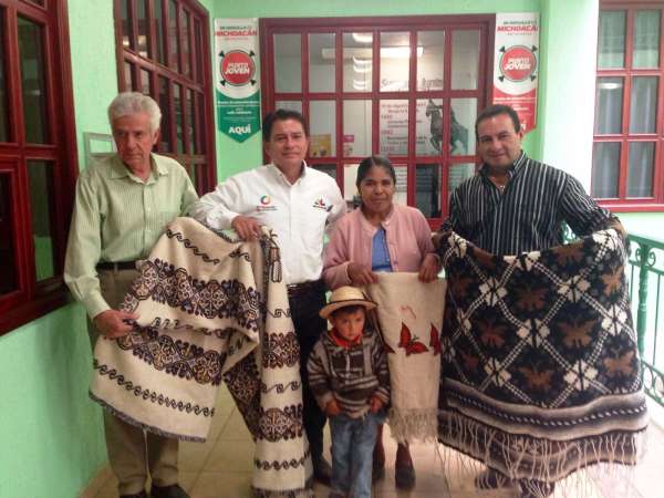 Entregan más de 300 mil pesos en créditos a artesanos del Oriente michoacano - Foto 0 