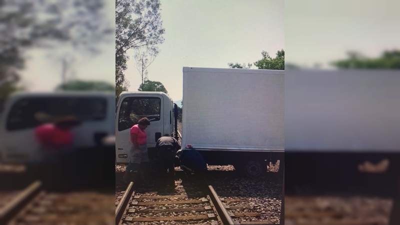 Insisten en bloquear las vías del tren, pese a las medidas de salud - Foto 1 