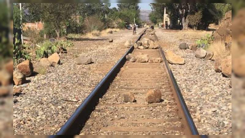 Normalistas bloquean las vías del tren en Uruapan 