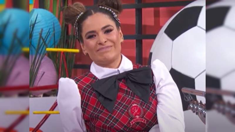 En  programa en vivo Galilea Montijo le da un fuerte jalón de pelo a su compañera Andrea Escalona  
