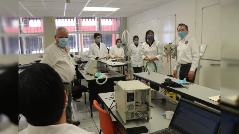 Tecnológico de Morelia entrega primeros 14 respiradores médicos reparados al IMSS 