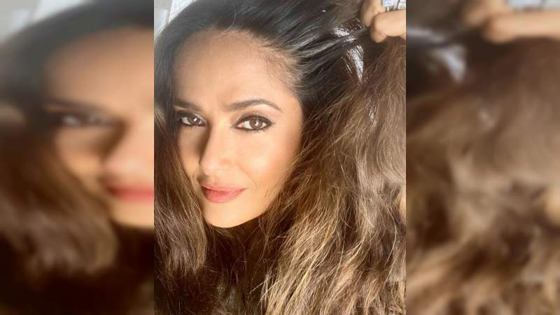 Salma Hayek luce sus canas y se muestra feliz a pesar de estar en cuarentena 