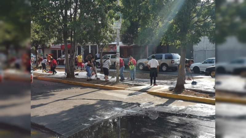 Gobierno de Morelia, realiza profunda limpieza en zonas donde se colocan tianguis sobre ruedas  - Foto 2 