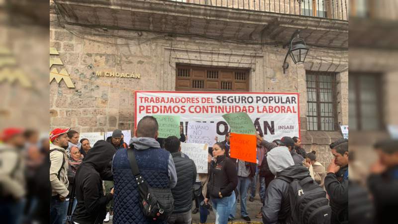 ¡Regréseme mi empleo!, claman ex trabajadores del Seguro Popular en Michoacán 