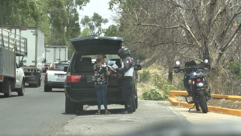 “Mordida” o corralón por tener placas foráneas: Agente de Tránsito de Michoacán huye al ser sorprendido extorsionando en Morelia - Foto 1 