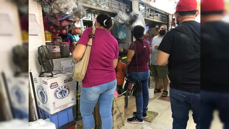 Para evitar propagación del COVID-19 en Apatzingán, cubrebocas obligatorio en el mercado municipal y prohíben entrada de niños y adultos mayores - Foto 0 