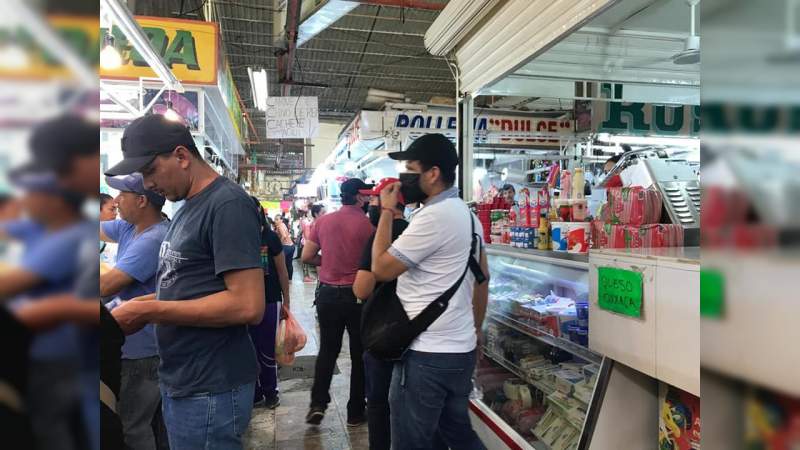 Para evitar propagación del COVID-19 en Apatzingán, cubrebocas obligatorio en el mercado municipal y prohíben entrada de niños y adultos mayores - Foto 1 