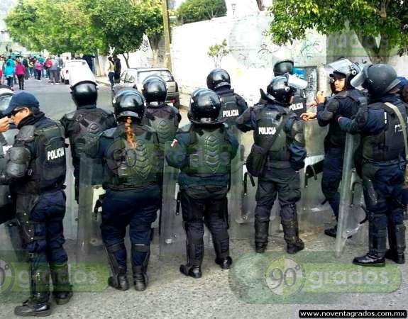 Tensión en primaria José Ortiz Murillo; maestros amenazan con irrumpir por la fuerza - Foto 0 