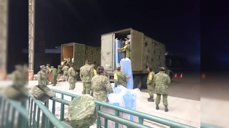 Marinos y Militares trasladan material médico a hospitales de Morelia para atender el COVID-19 - Foto 0 