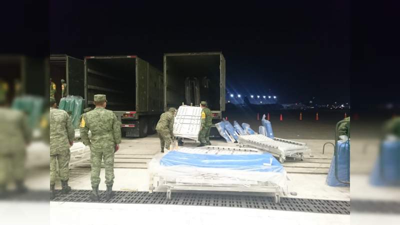 Marinos y Militares trasladan material médico a hospitales de Morelia para atender el COVID-19 - Foto 1 