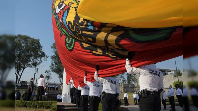 Encabeza Raúl Morón izamiento de bandera monumental del escudo de la ciudad - Foto 0 